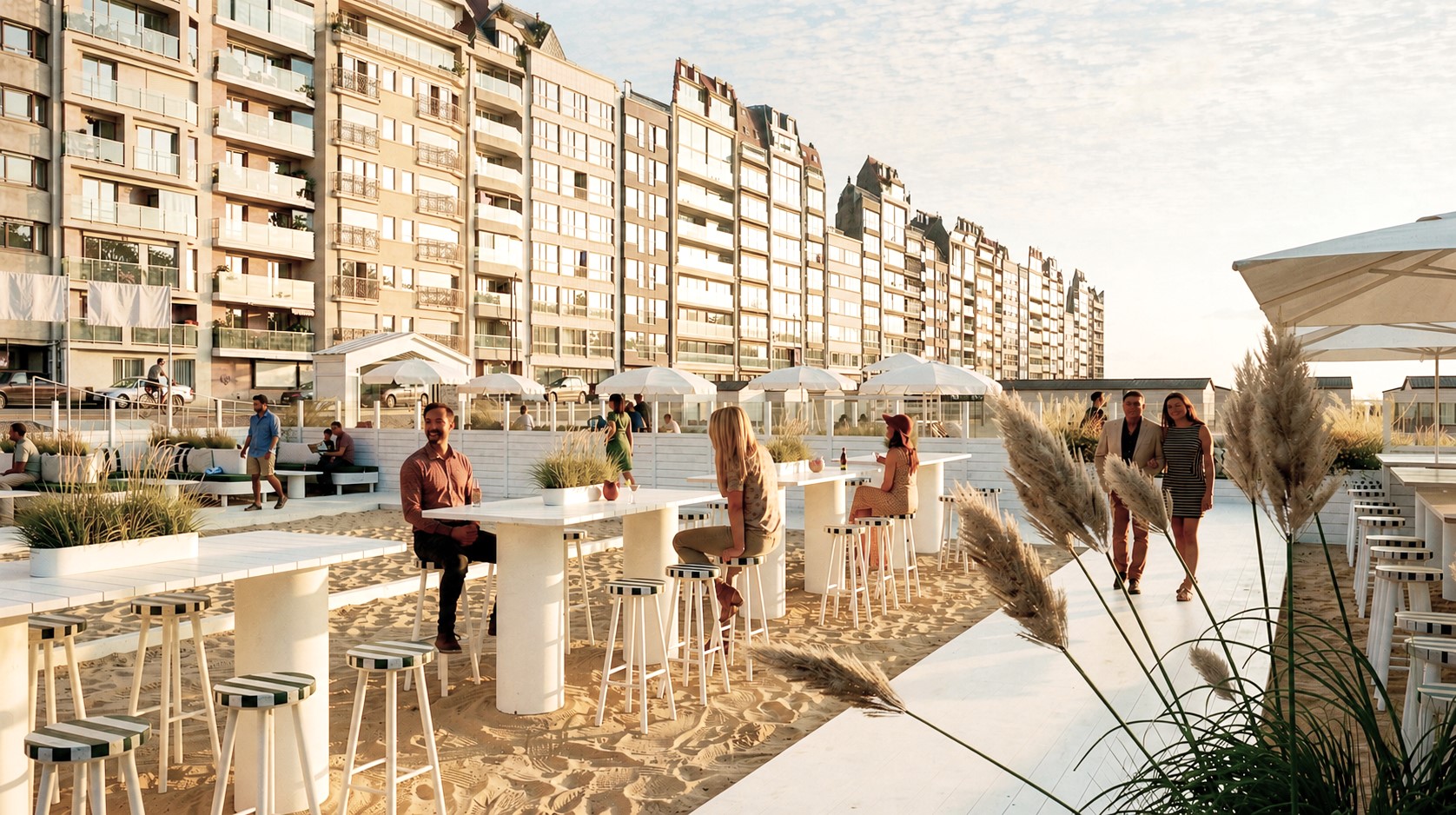 Tafels langs de promenade.